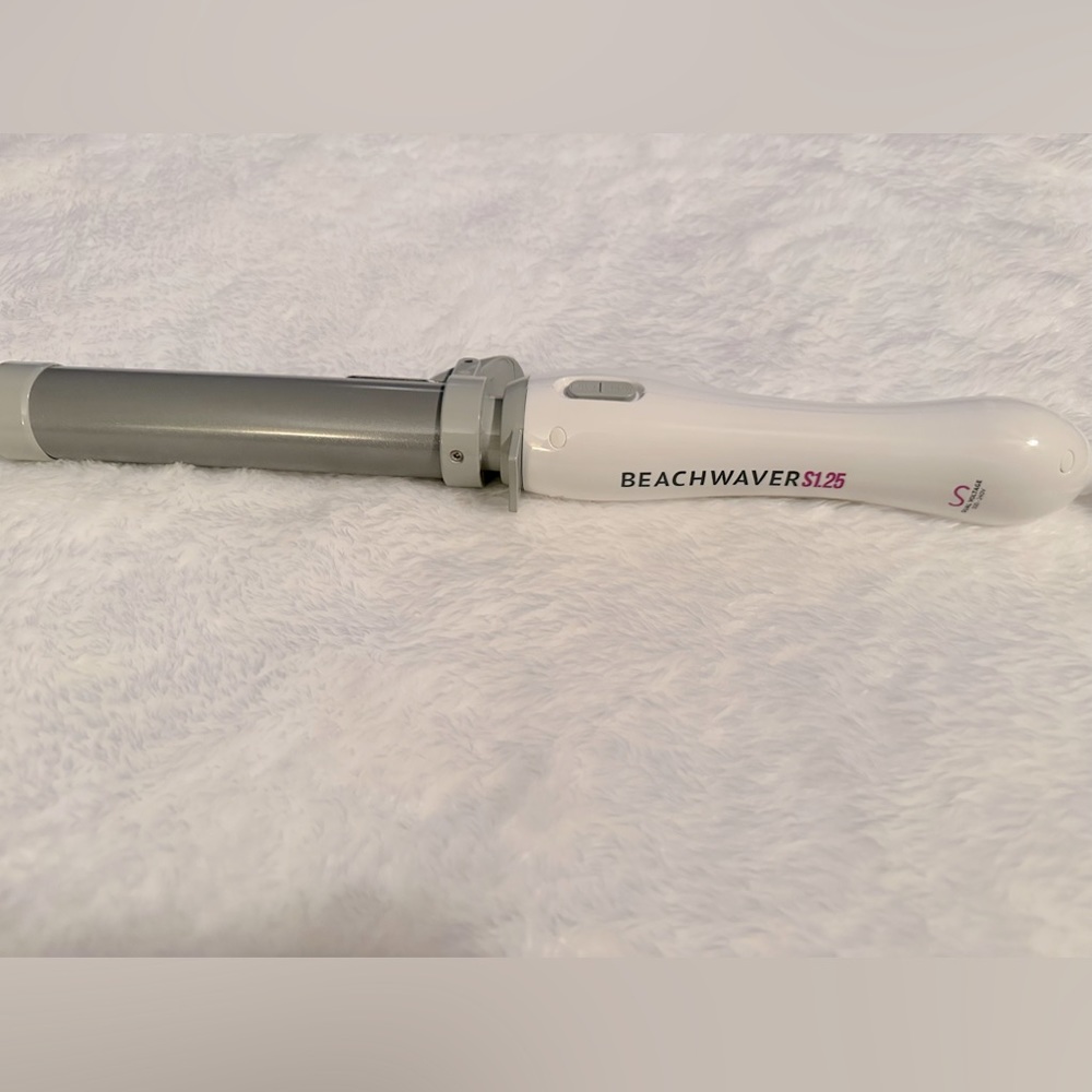 Beachwaver S1.25 Dual Voltage White Rotating Curling Iron